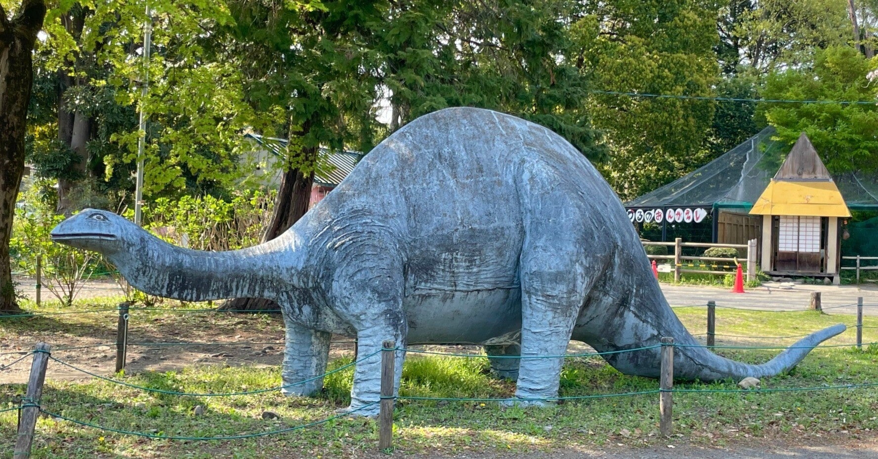 ブロントサウルス風の恐竜のコンクリート像の画像