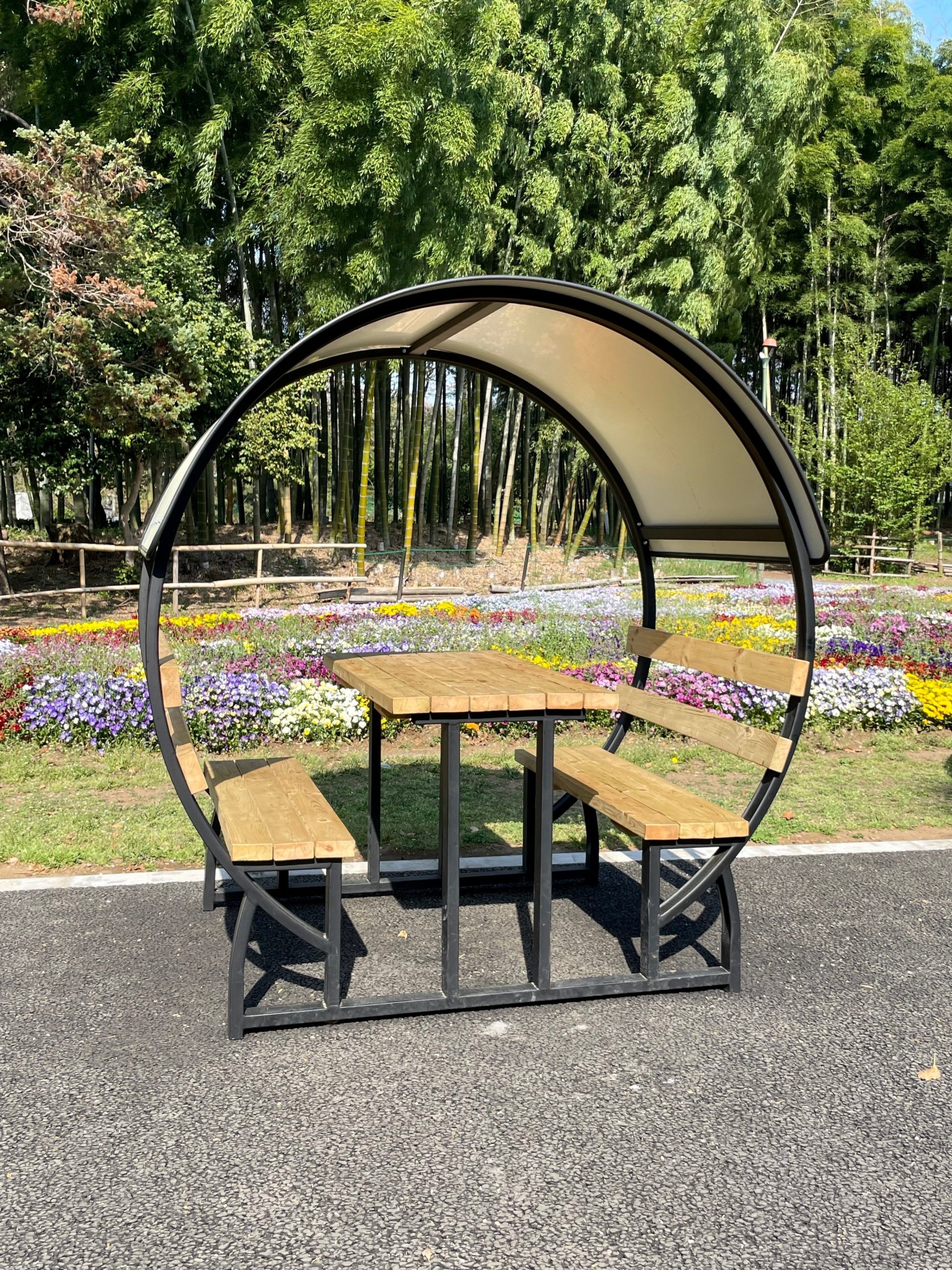 屋根と一体型のベンチの画像