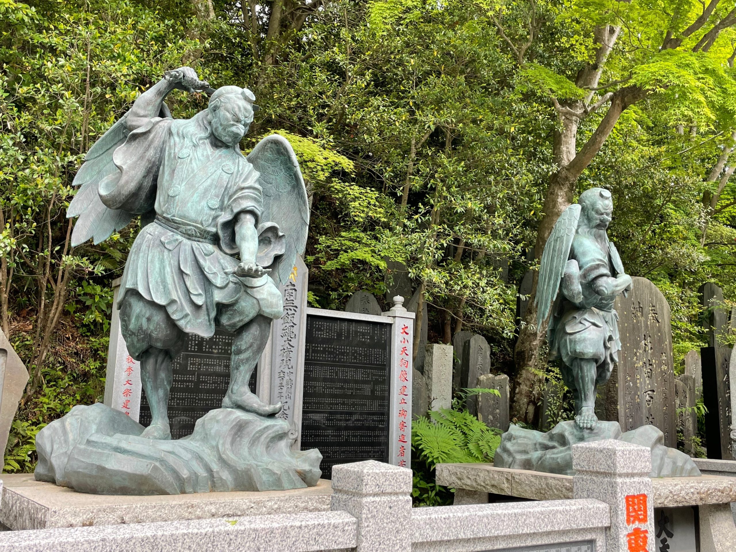 天狗の銅像の画像