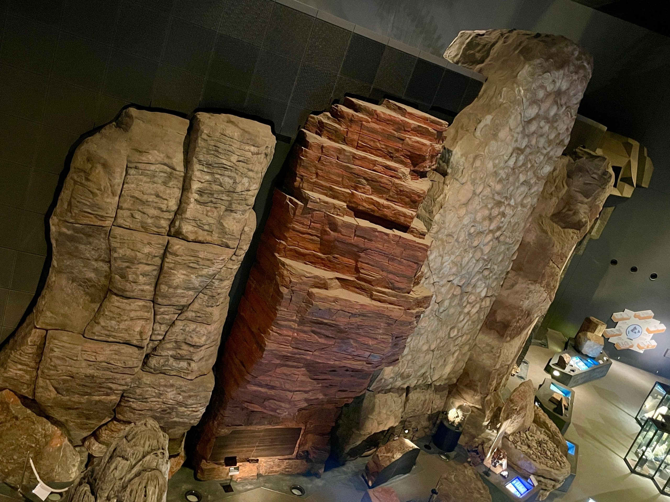 大きな岩盤が並んだ画像