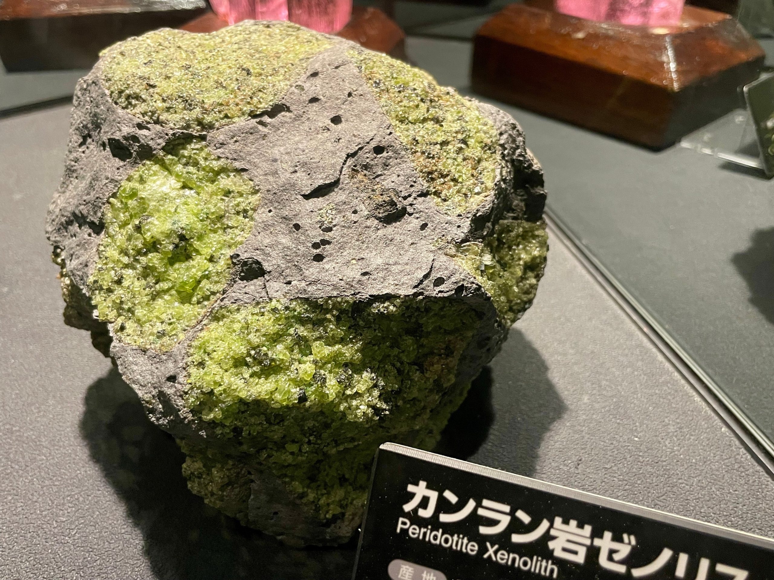 大きなカンラン岩の画像