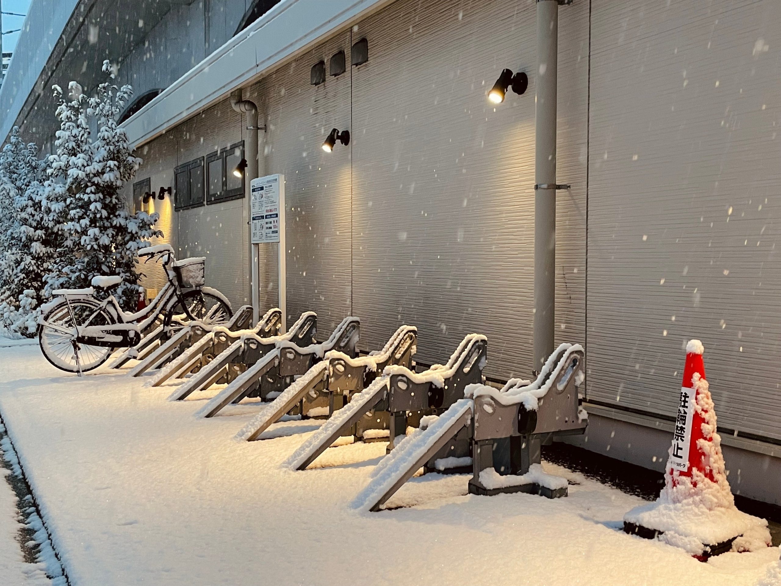 雪の積もった駐輪場の画像