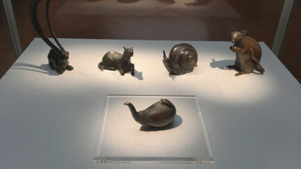 水滴が並んだ展示ケース内の画像