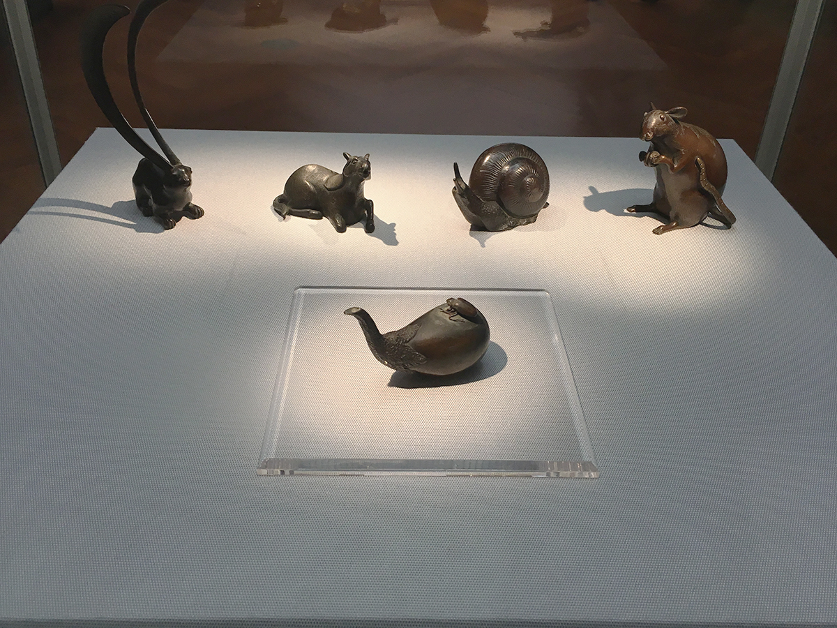 水滴が並んだ展示ケース内の画像