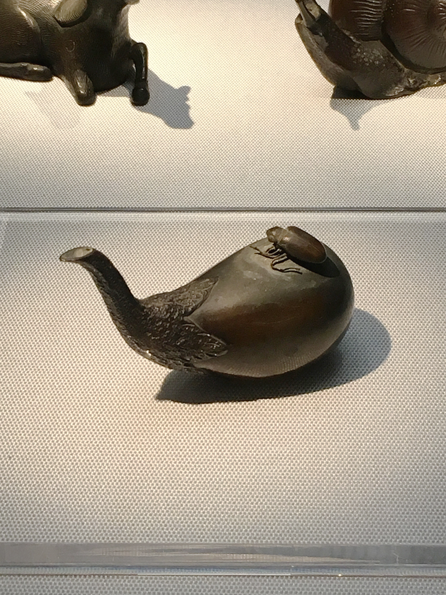 茄子に黄金虫の水滴の画像