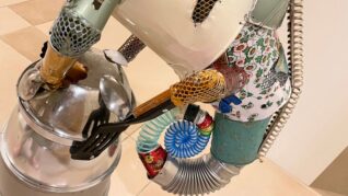 廃材で作られたアート作品の画像